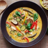 Curry thaï de poulet à la citronnelle et légumes d'été