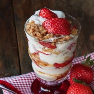 Crème de yaourt miellée aux fraises