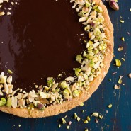 Tarte au chocolat, noix & noisettes