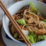 Nouilles udon sautées au poulet, shitakes et chou chinois