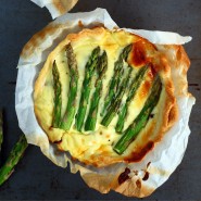 Tarte aux asperges, chèvre et oseille