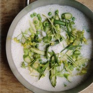 Légumes verts, bouillon aux herbes