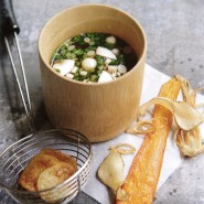 Bouillon de légumes aux herbes, chips de légumes