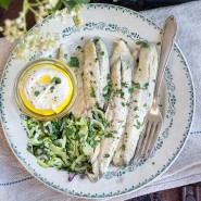 Aiguillettes de bar, sauce au yaourt et à l'aneth