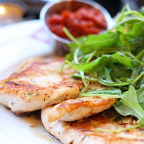 Recette Paillard de poulet, roquette et compotée de tomates