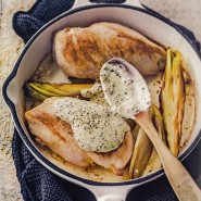 Blancs de poulet rôtis aux endives à la crème moutardée