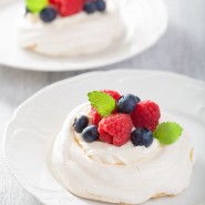 Pavlova aux framboises et myrtilles