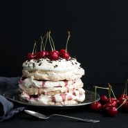 Pavlova aux cerises, au thym et au citron