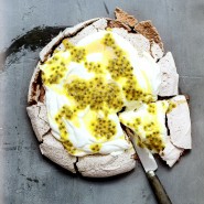 Pavlova aux fruits de la passion et au chocolat blanc