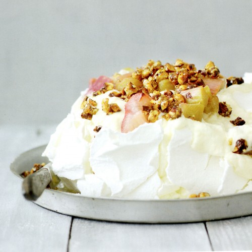 Recette Pavlova chocolat blanc, noisettes et rhubarbe