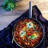 Oeufs pochés dans une compotée de tomates anciennes