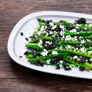 Asperges grillées, feta, olives