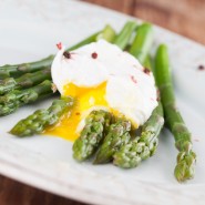 Asperges vinaigrette et oeuf mollet