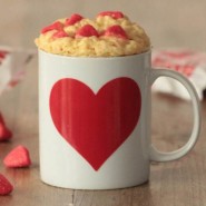 Mug cake aux fraises Tagada et au chocolat blanc