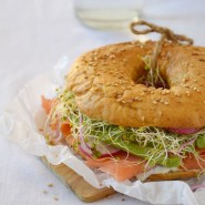 Bagel saumon, aneth, avocat radis et graines germées