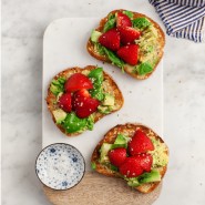 Tartine avocats-fraises