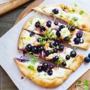 Naan pizza aux myrtilles, feta et oignons caramélisés