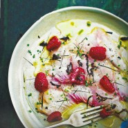 Carpaccio de daurade, framboises, algues Nori et Wakamé