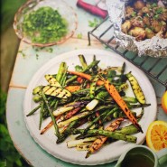 Légumes d'été au barbecue, sauce épicée à l'orange