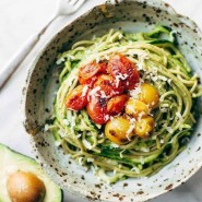 Spaghettis de courgettes aux tomates cerise et sauce avocat
