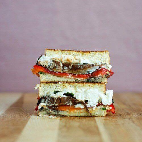 Recette Sandwich grillé aux poivrons rôtis, chèvre et cèpes