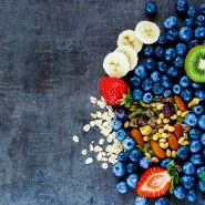 Salade de fraises, bananes et myrtilles