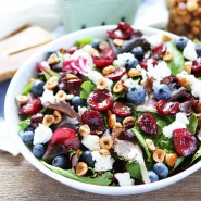 Salade de chèvre, cerises confites et noisettes grillées