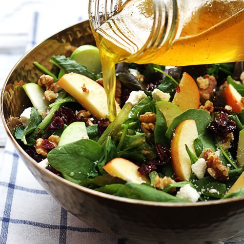 Recette Salade verte aux pommes, cranberries et noix