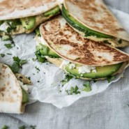 Quesadillas à l'avocat feta et hummous