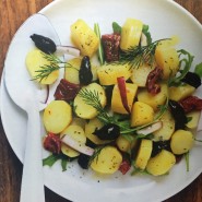 Salade de pommes de terre, tomates séchées et olives
