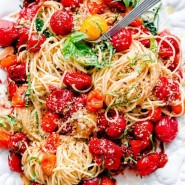 Spaghettis aux tomates cerise rôties et basilic frais