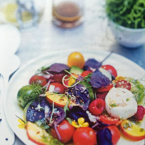 Recette Salade de tomates, fruits, fleurs & mozzarella au basilic pourpre