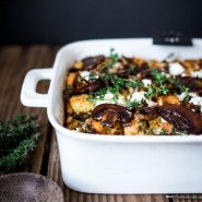 Strata aux oignons caramélisés, champignons et thym