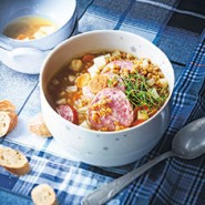 Bouillon au céleri-rave et à la saucisse de Morteau