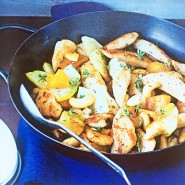 Wok de poulet au chou-rave et aux fruits secs.