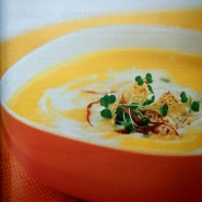 Soupe de patates douces, chips de panais et micro-pousses