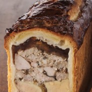 Pâté en croûte de foie gras de canard et ris de veau de lait