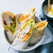 Wraps de poulet au yaourt de brebis citronné, carottes à la coriandre et crème d'avocat