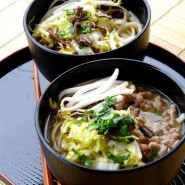 Udon au porc haché, bok choy, champignons noirs et pousses de soja, bouillon au miso