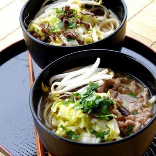 Recette Udon au porc haché, bok choy, champignons noirs et pousses de soja, bouillon au miso