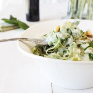 Tagliatelles aux épinards, sauce gorgonzola et pignons de pin