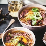 Bouillon de flanchet au poivre vert, nouilles soba et champignons noirs