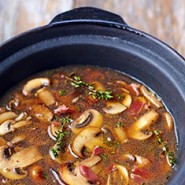 Bouillon de champignons de Paris au jambon de pays