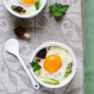 Oeuf cocotte aux asperges et morilles