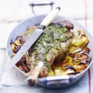 Gigot d'agneau en croûte d'herbes et noisettes