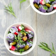 Salade de pommes de terre vitelottes sauce aux herbes et lait fermenté