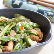 Wok d'asperges au poulet et amandes grillées