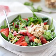 Salade de thon, fraises et avocat