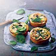 Quiche aux épinards, à la feta et aux pignons