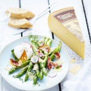 Asperges vertes aux oeufs mollets et copeaux de Vacherin Fribourgeois